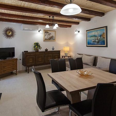 Holiday Home Nika Omišalj Eksteriør bilde