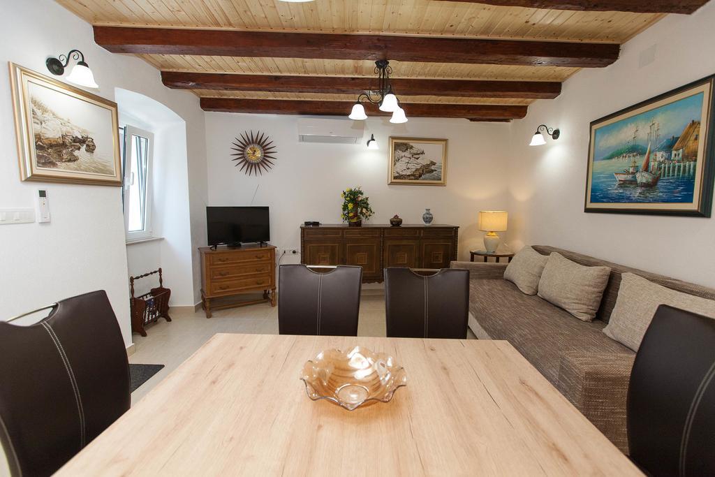 Holiday Home Nika Omišalj Eksteriør bilde