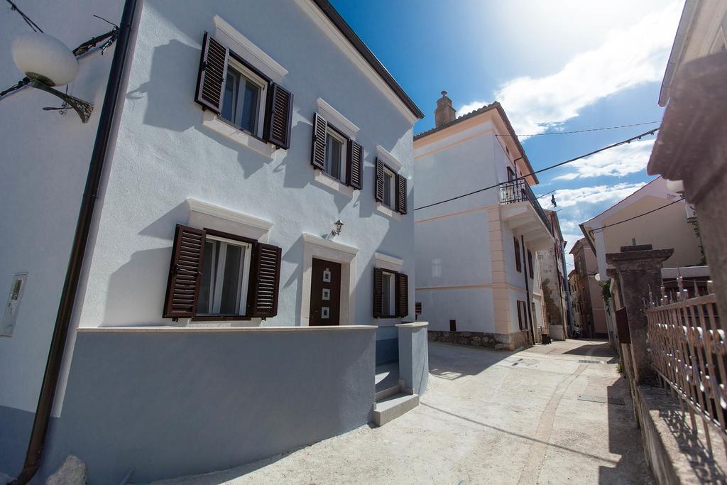 Holiday Home Nika Omišalj Eksteriør bilde