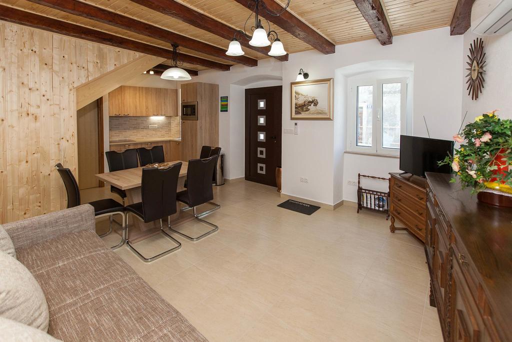 Holiday Home Nika Omišalj Eksteriør bilde