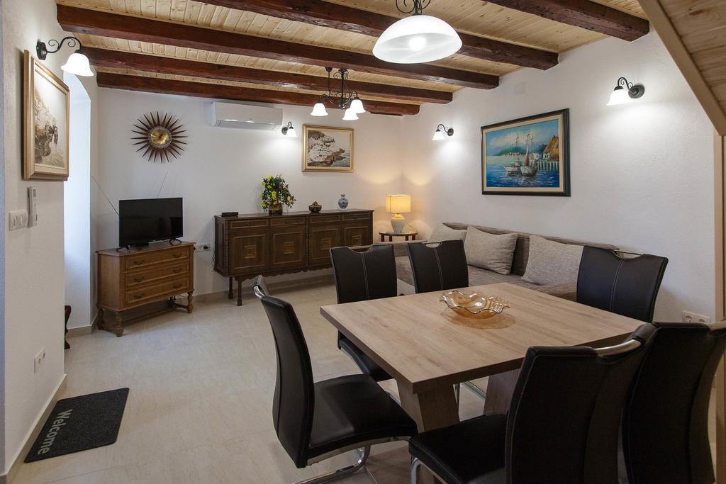 Holiday Home Nika Omišalj Eksteriør bilde