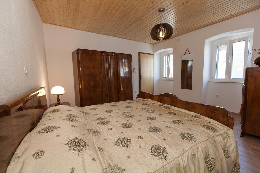 Holiday Home Nika Omišalj Eksteriør bilde